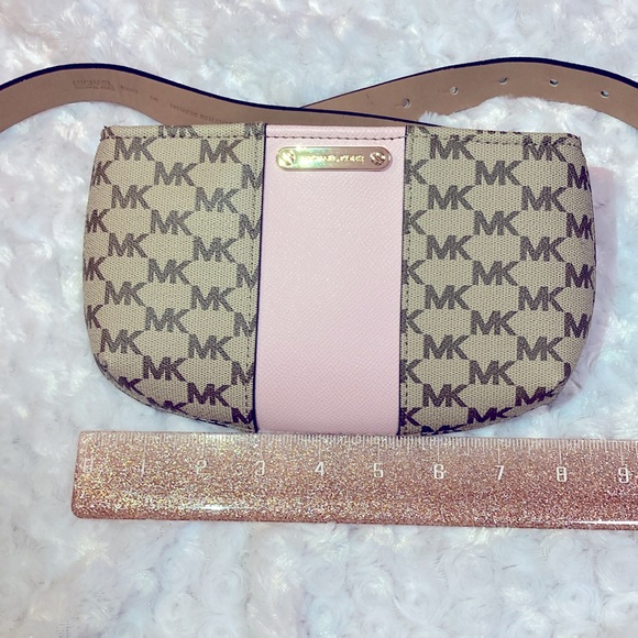 NEW | MK belt bag. Gold hardware. Size S/M. Zip closure. Inside slip pocket. - Picture 6 of 8